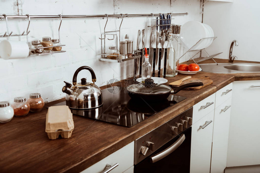 现代厨房室内炉灶上图片