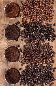 四种新鲜烘焙咖啡豆的俯视图背景图片