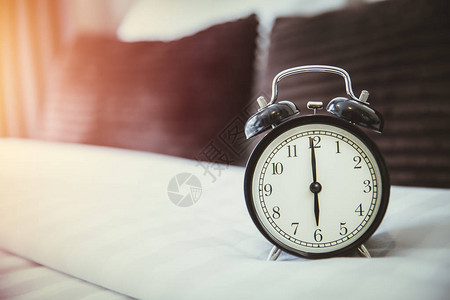 糟糕的早晨起床时间为6点在卧室里的复古时钟图片
