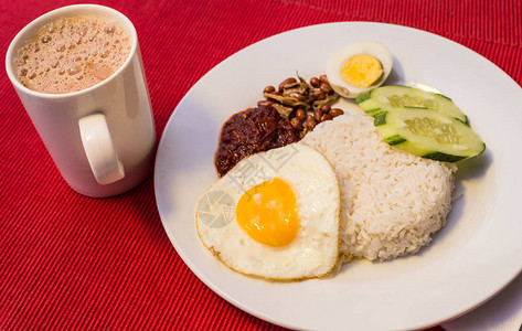 马来西亚食品红色背景上的椰浆饭和泡沫茶塔里克这两道菜都是非正式的马来西亚早餐菜Tehtarik基本图片