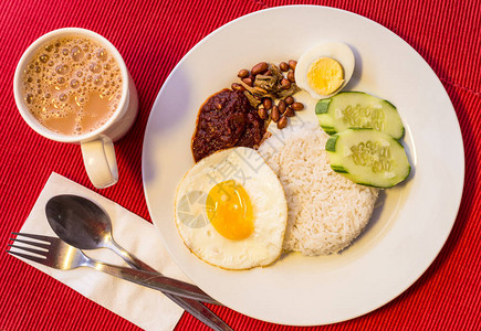 马来西亚食品红色背景上的椰浆饭和泡沫茶塔里克这两道菜都是非正式的马来西亚早餐菜Tehtarik基本图片