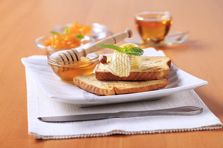 早餐面包黄油图片