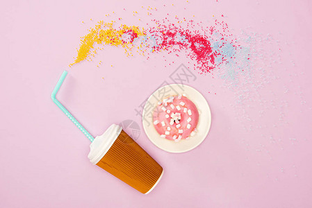 从上方看咖啡杯和甜圈覆盆子釉粉红色甜图片