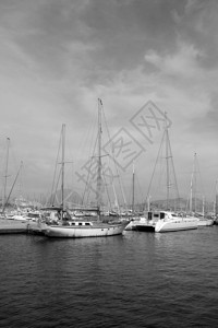 游艇和小船在港口图片