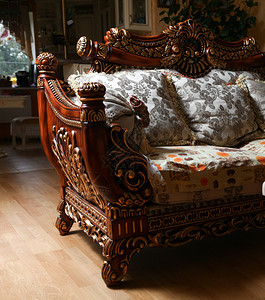 雕刻古董豪华昂贵的沙发带靠垫特写背景图片