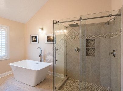 现代厕所内有独立洗浴室用雨头在双背景图片