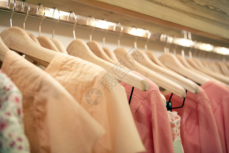 时装店挂在木架上的粉红系服装图片
