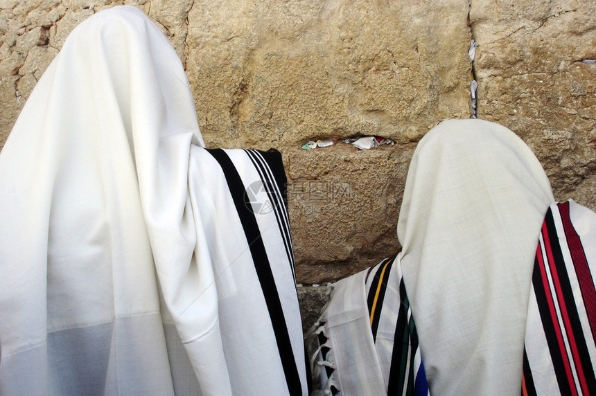 以色列耶路撒冷旧城西墙上犹太男子用塔利特彩礼蒙着以图片