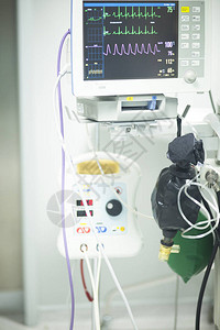 医院外科手术室急诊室的心电图显示图片