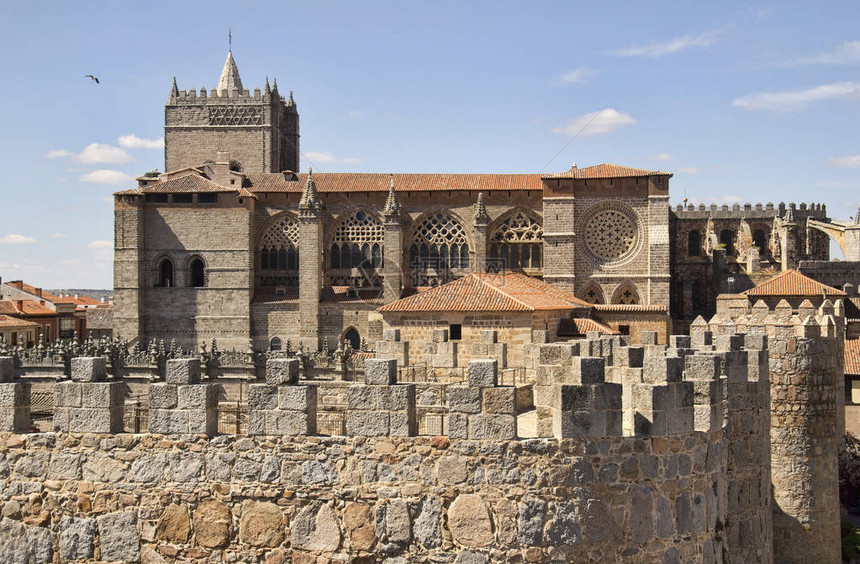 西班牙阿维拉市的大教堂和旧城墙图片