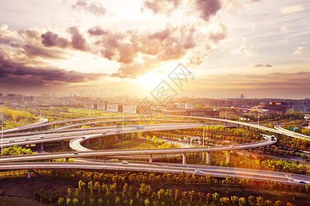 现代都市城的立交桥与城市景观图片