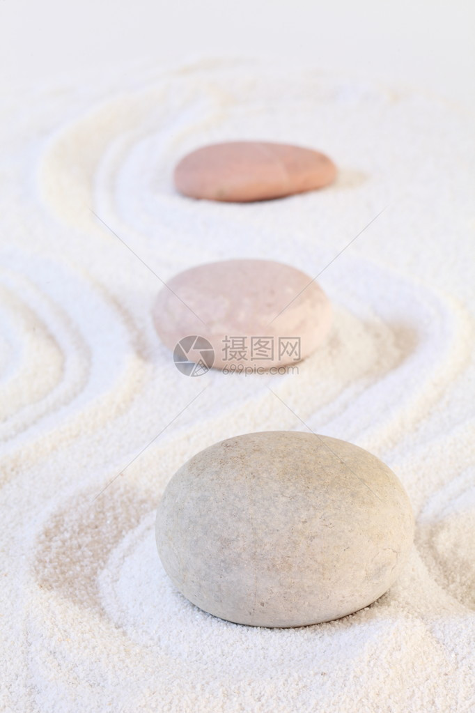 白沙上的禅石概念形象垂直构图图片