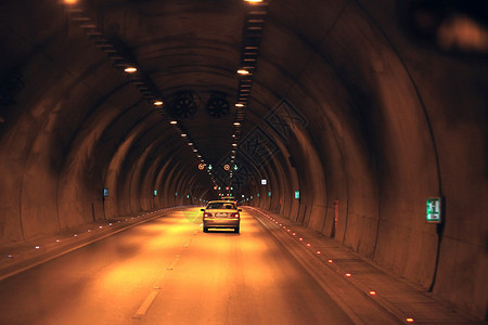 土耳其山区脊下隧道中的公路图片