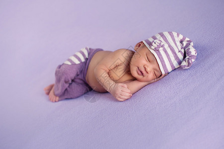 微笑着八天大的新生女婴安然入睡图片