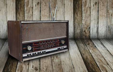 木屋里的旧收音机图片