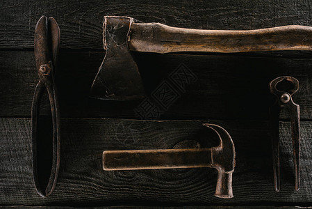 装有固定的老旧斧子钳子剪刀和锤子图片