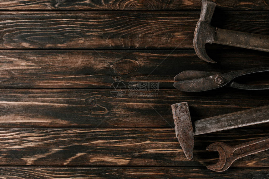 木板表面固定锤子扳手和剪刀老工图片
