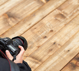 照片中的相机拍摄木板的相片背景图片