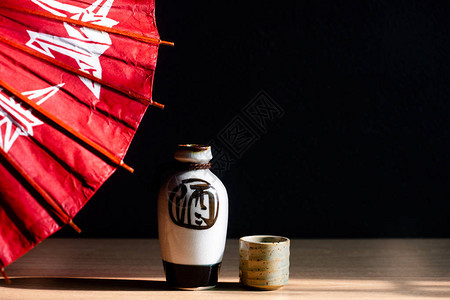 日本清酒饮用套装的特写背景图片