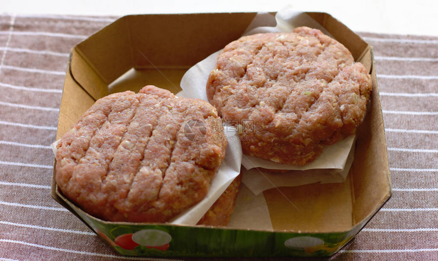 蔬菜汉堡饼在盒式餐盘中图片