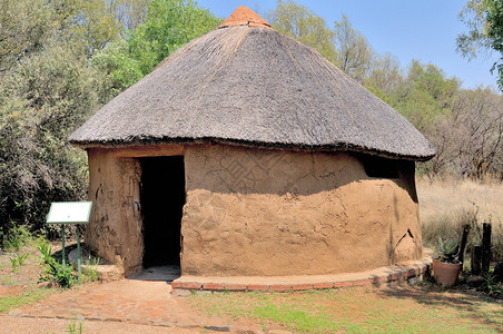 由土著Sotho部落建造的传统Sotho小屋图片