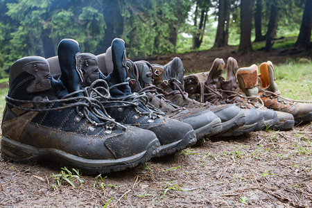 森林营地的旅游靴图片
