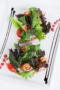 沙拉配香菜樱桃西红柿鲑鱼绿色沙拉叶和图片