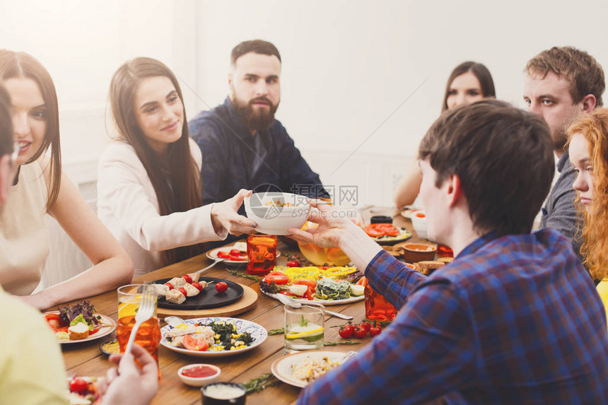 朋友吃饭在家晚宴上吃饭年轻人互相图片