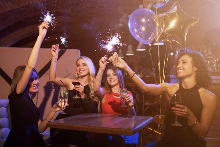 一群女朋友享受生日晚会图片