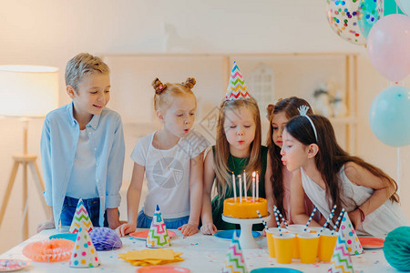 小孩子庆祝生日派对图片