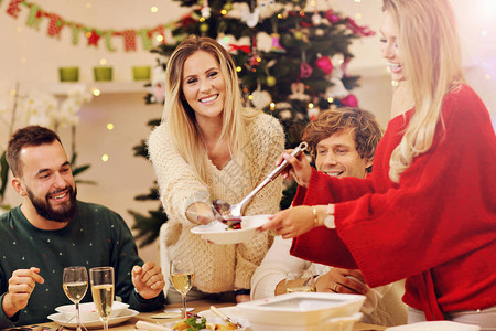 展示一群家人和朋友庆祝圣诞晚背景图片