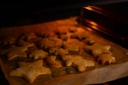 在烤箱里烤圣诞饼干图片