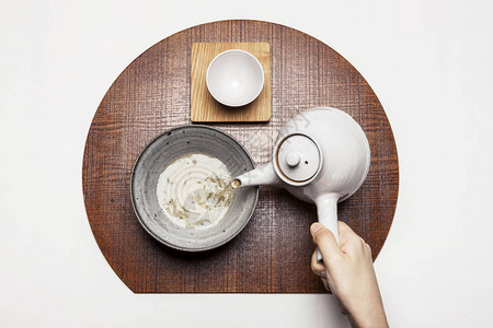女人手握着茶杯用木盘与世隔绝的白图片