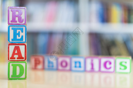 儿童字母木块的特写拼写阅读背景图片