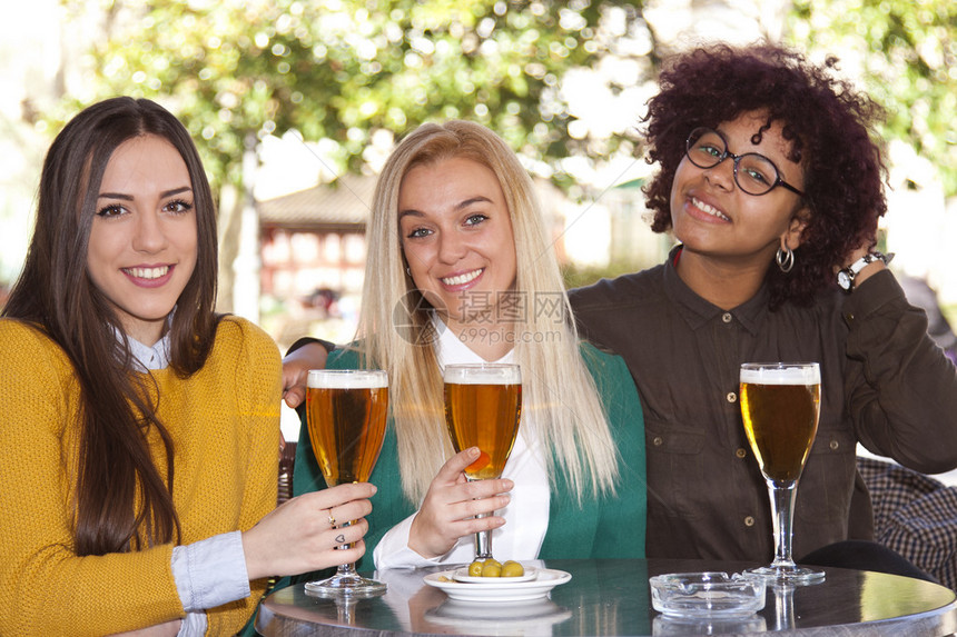 一群朋友喝啤酒图片