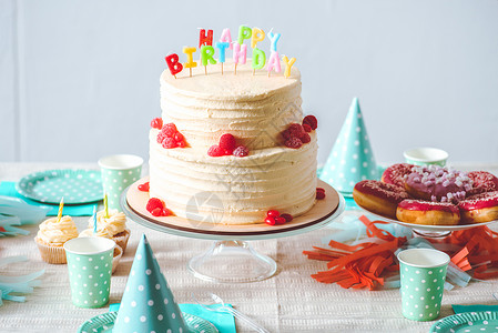 生日蛋糕美味有蛋糕甜圈和纸杯图片