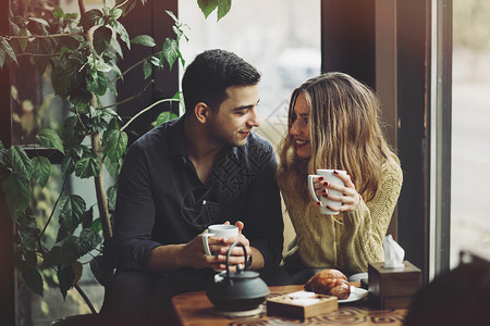 爱的情侣喝咖啡图片