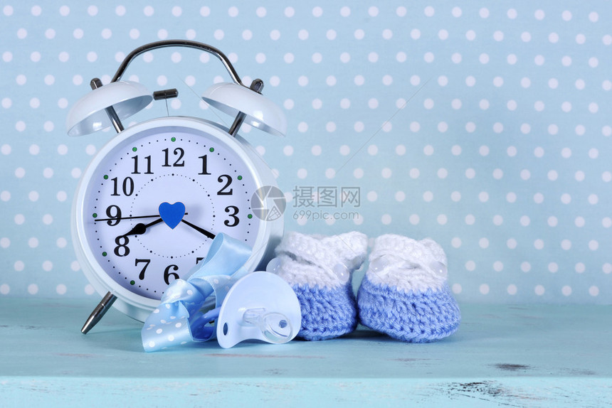 男婴幼儿园蓝色和白色短靴和时钟图片