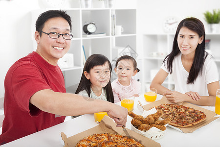 欢乐的亚洲家庭在家中享图片