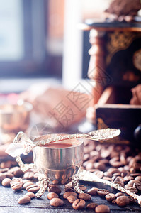 黑咖啡和咖啡豆的杯子图片