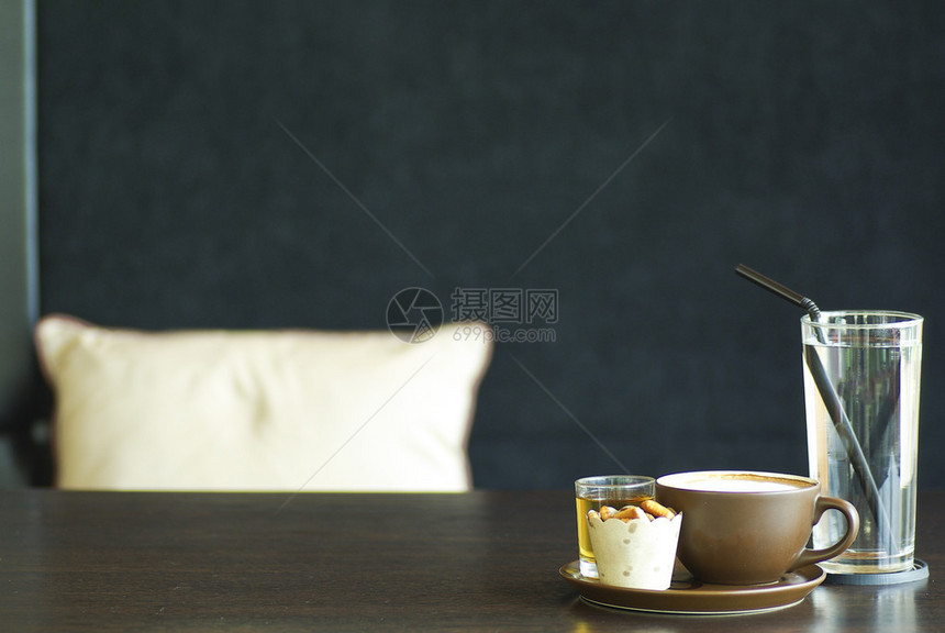 咖啡厅桌上的咖啡图片