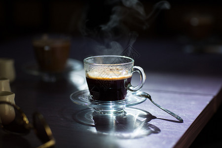 早上桌的一杯热咖啡图片