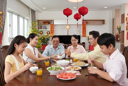 在家庆祝的家庭团圆饭图片