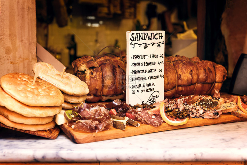 在罗马市意大利南欧的意大利美食Fmous熟食店猪肉美味的三明治prociuto意大利腊肠面包正宗图片