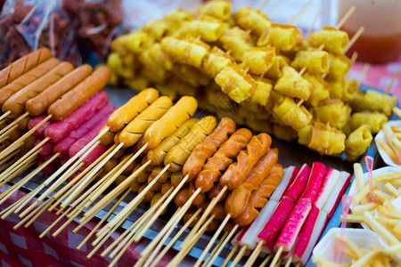 传统泰国街头食品烹饪菜图片