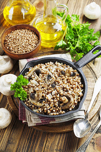 桌上煎锅里的蘑菇荞麦粥图片