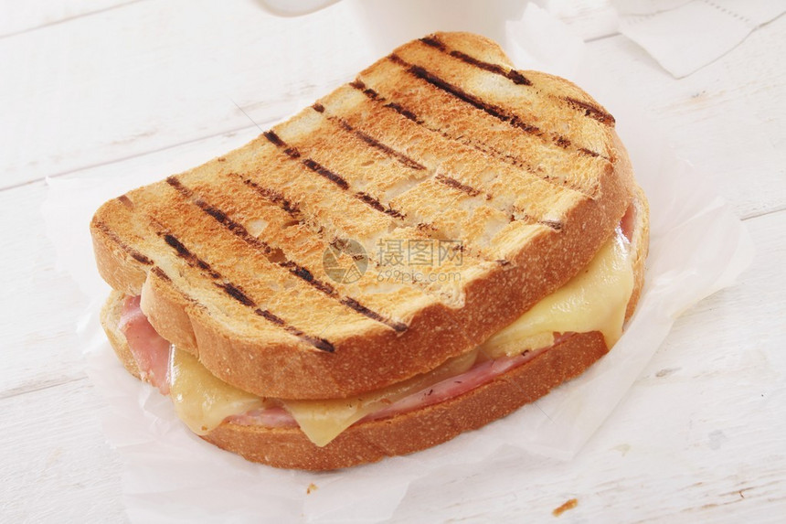 新鲜烤三明治特写图片
