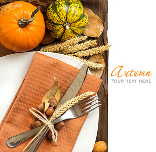 秋天餐桌上的坚果南瓜和小麦图片