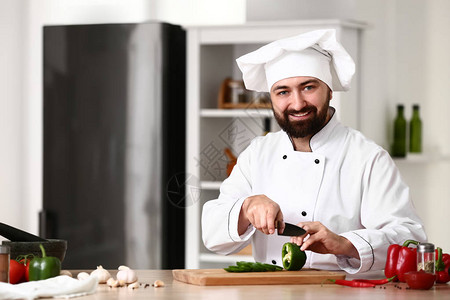 男厨师在厨房做饭图片