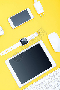 黄色数字平板智能观察智能手机计算机鼠标和键图片
